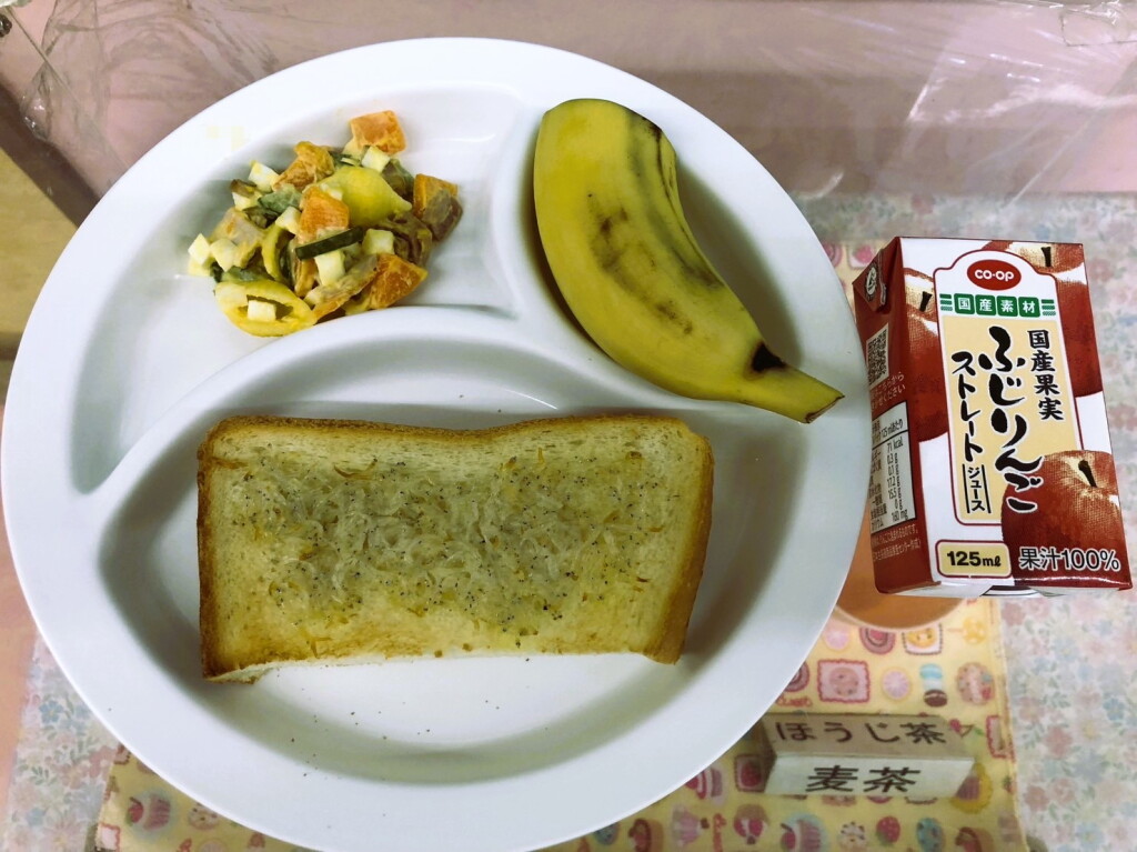 10月27日(金)じゃこトースト・マカロニサラダ・バナナ・りんごジュース-copy