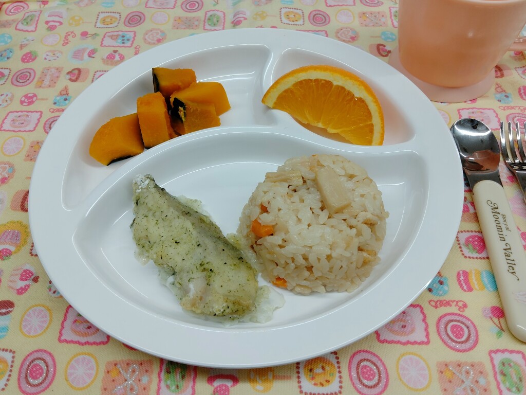 4月22日(火)たけのこご飯・魚のムニエル・かぼちゃの煮物・オレンジ (1)