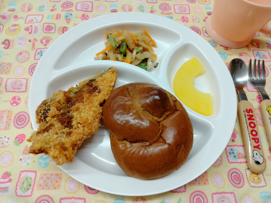 4月28日(月)黒糖パン・鮭のフライ・切り干し大根の煮物・パイン缶
