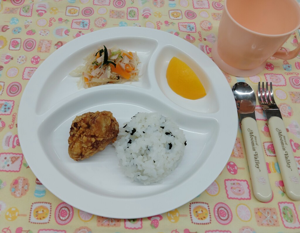 5月2日(金)わかめごはん・鶏のから揚げ・春雨サラダ・もも缶