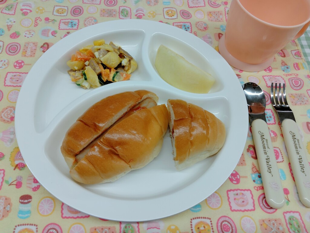5月1日(木)ホットドッグ・マカロニサラダ・りんご