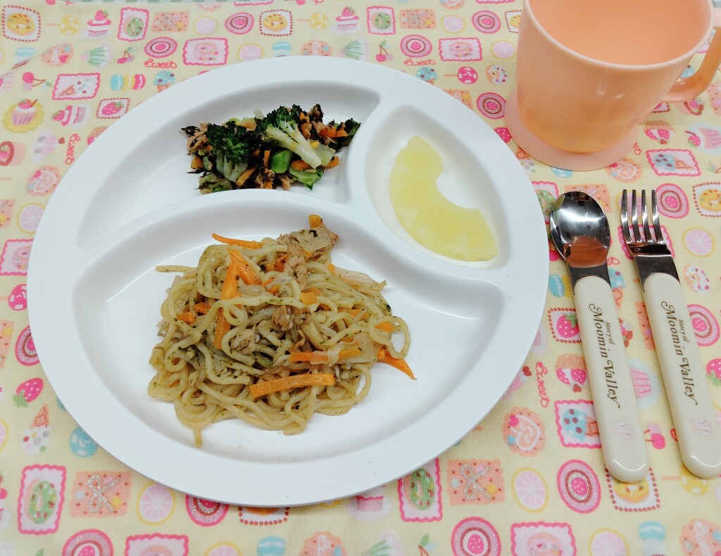 6月9日(月)焼きそば・ブロッコリーサラダ・パイン缶