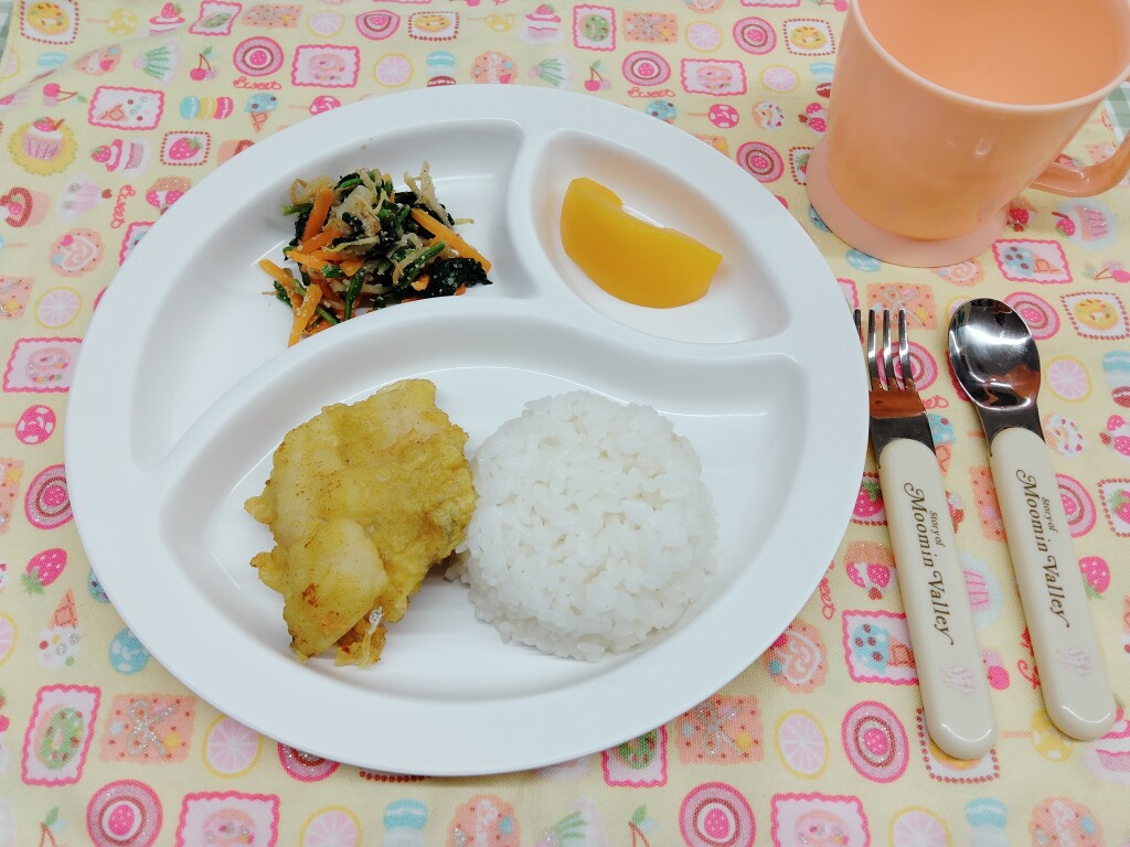 6月17日(火)ごはん・魚のカレーフリッター・ほうれん草のごま和え・もも缶