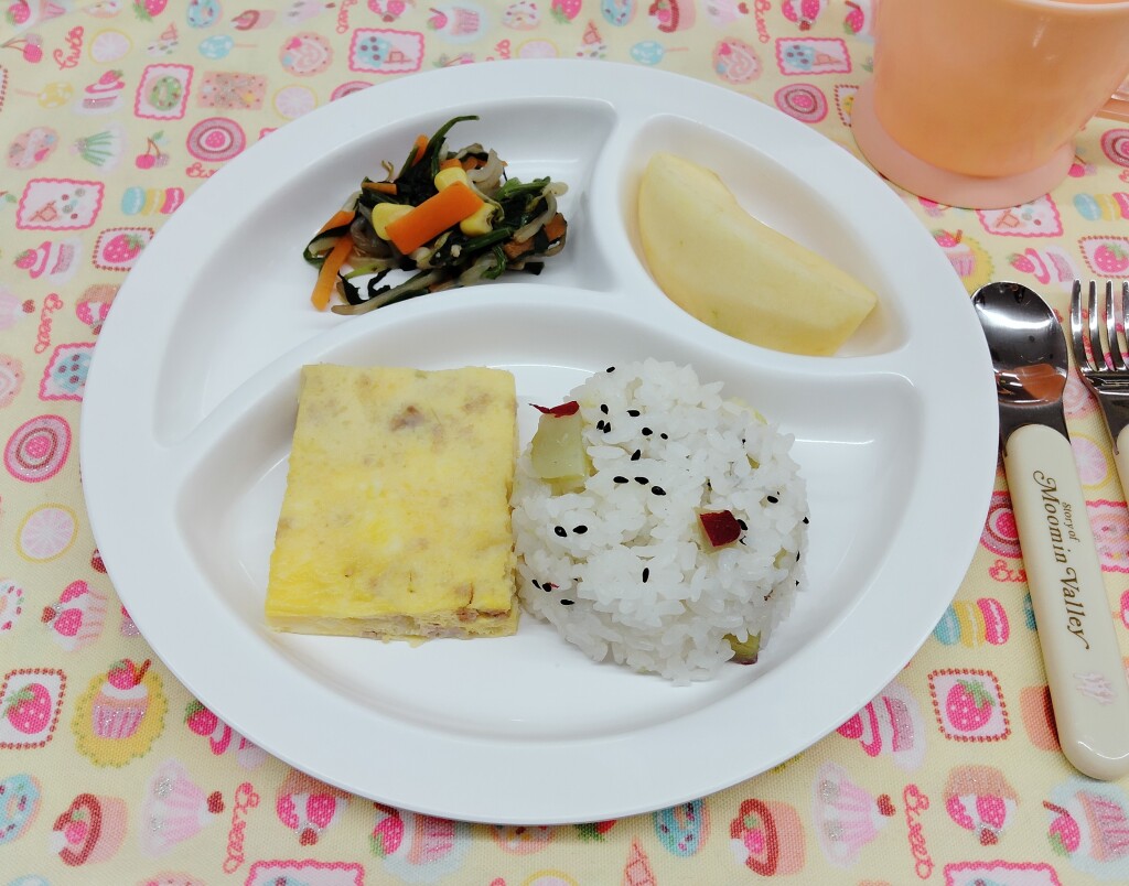 10月30日(木)さつまいもご飯・チーズオムレツ・ほうれん草のソテー・りんご