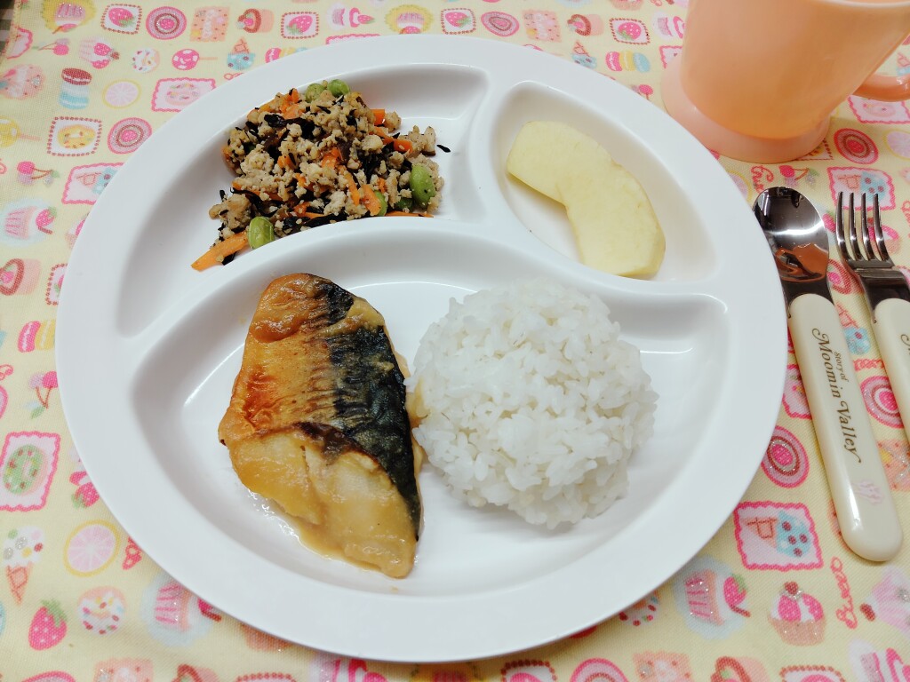 2026年3月2日(月)ごはん・鯖の味噌煮・炒り豆腐・りんご - コピー