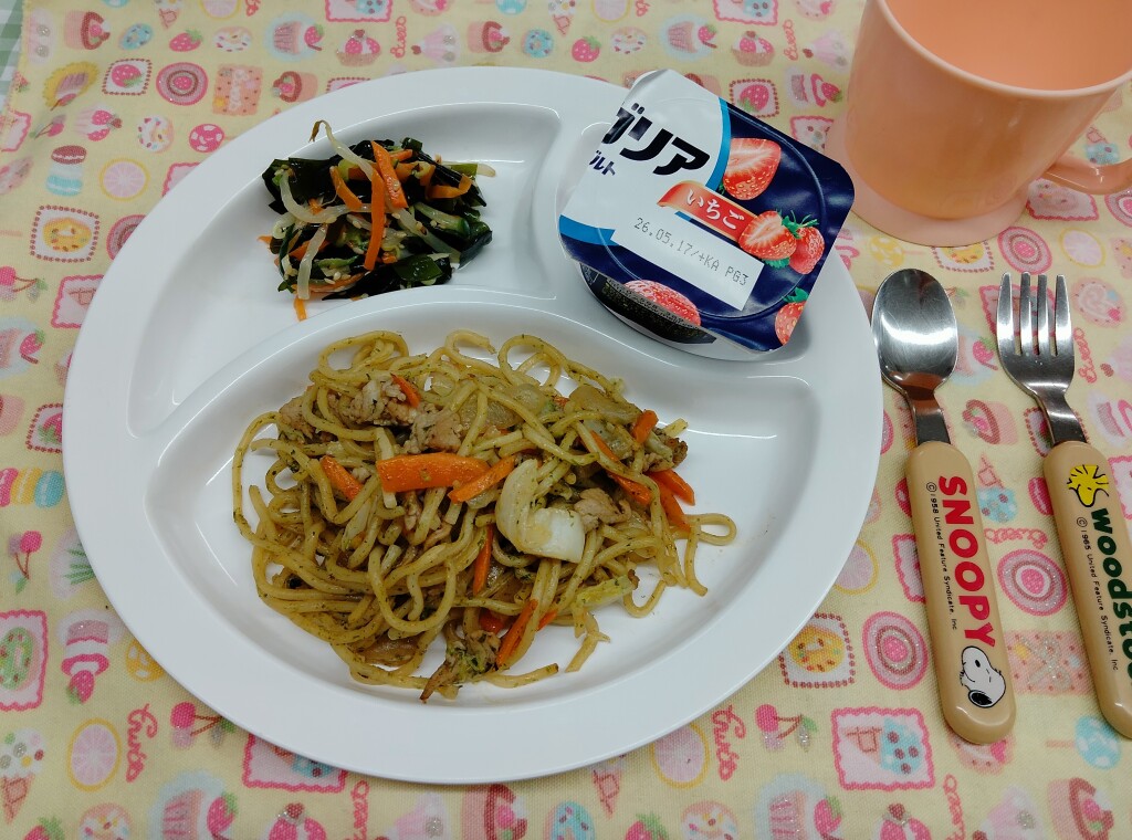 2026年4月30日(木)ソース焼きそば・わかめサラダ・いちごヨーグルト